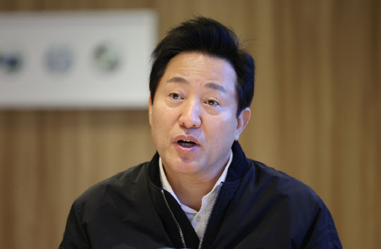 오세훈 서울시장이 서울시청 집무실에서 연합뉴스와 신년 인터뷰를 하고 있다.<연합뉴스>